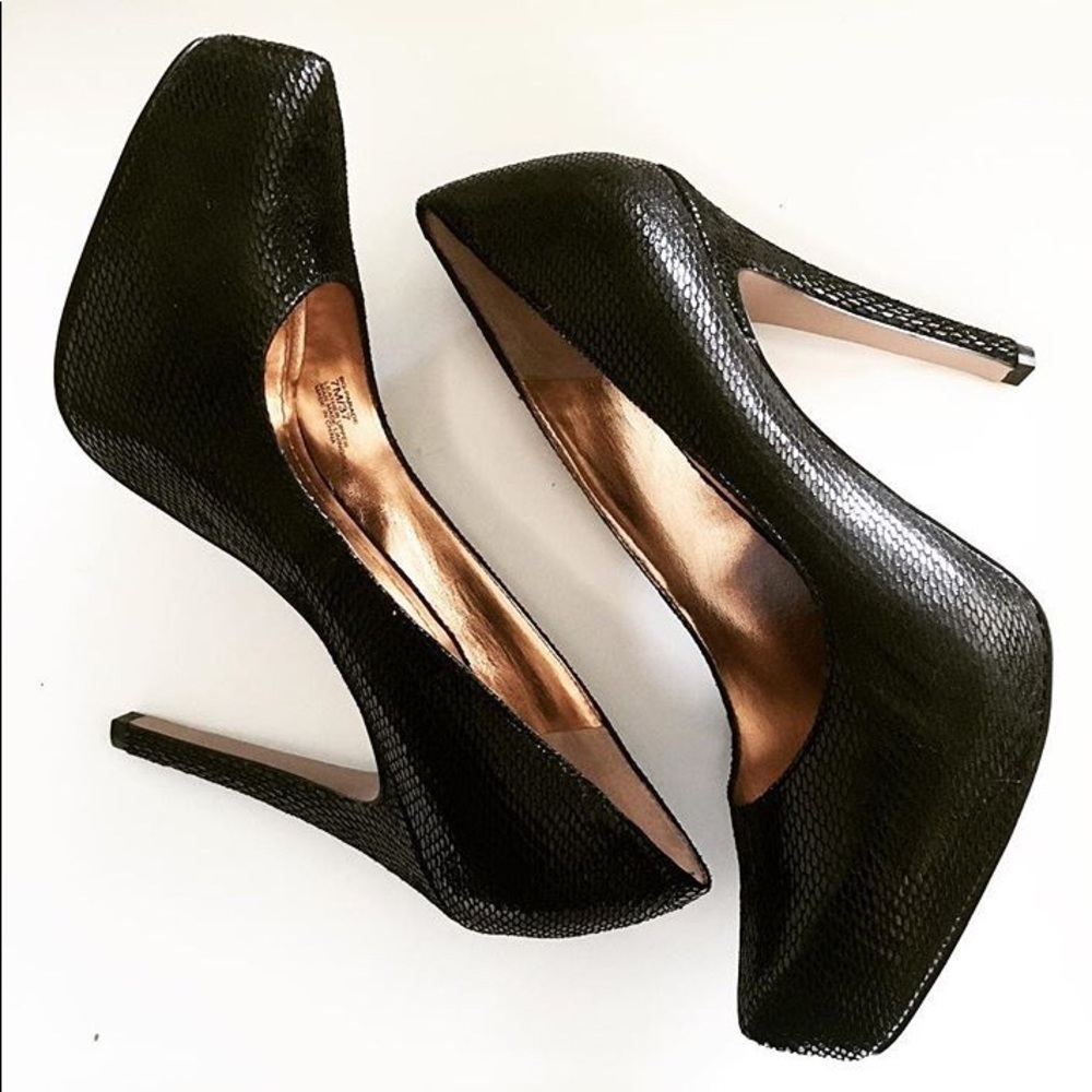 bcbg faux snakeskin pumps size 7